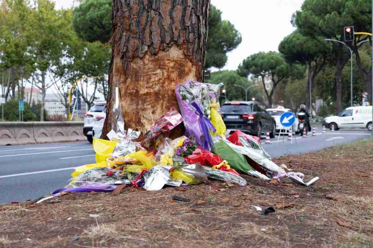 Il luogo dello schianto in cui ha perso la vita Beatrice Bellucci, pieno di fiori lasciati da amici e parenti
