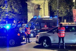 Operazioni di controllo con camionette e poliziotti nelle zone della movida romana