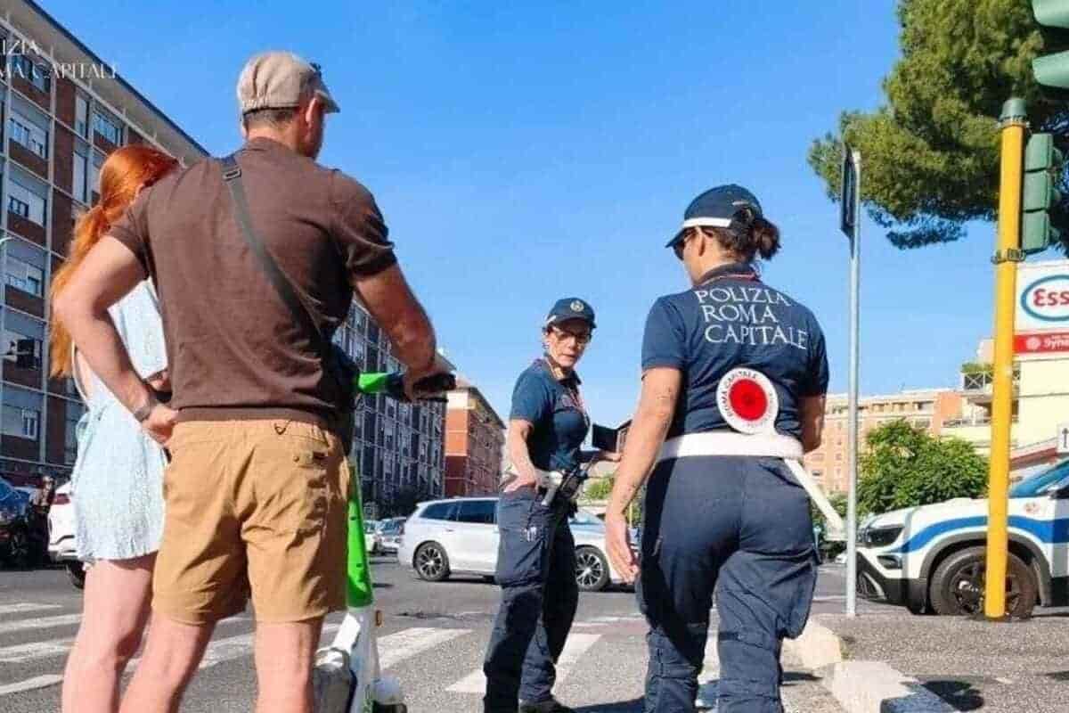 Un controllo della Polizia ad una coppia con un monopattino noleggiato