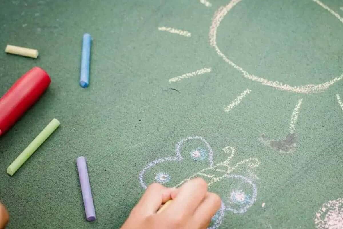 Disegno di bambini fatti con i gessetti su un pavimento