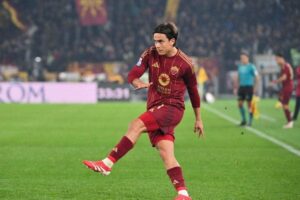 Un'azione di gioco di Paulo Dybala con addosso la maglia della Roma