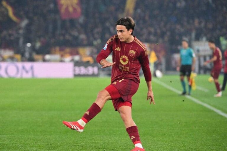 Un'azione di gioco di Paulo Dybala con addosso la maglia della Roma