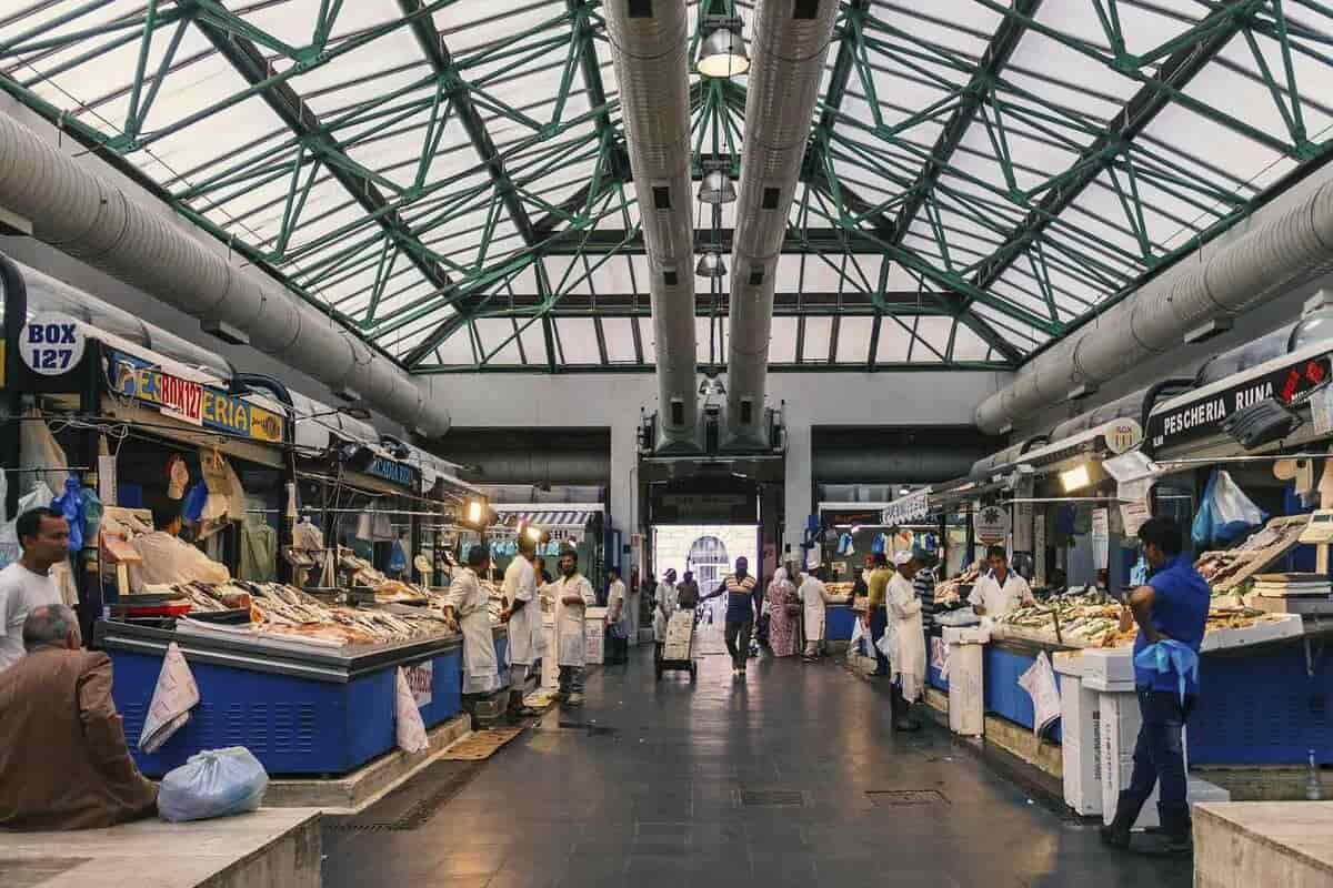 Il mercato Esquilino con il tetto altissimo a vetri e i numerosi banchi di tutti i tipi