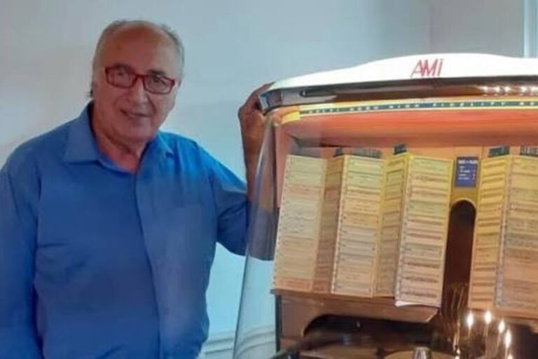 Una foto di Peppe Farnetti accanto ad un JukeBox