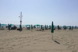 La spiaggia di Ostia con ombrelloni e sdraio lungo il litorale romano
