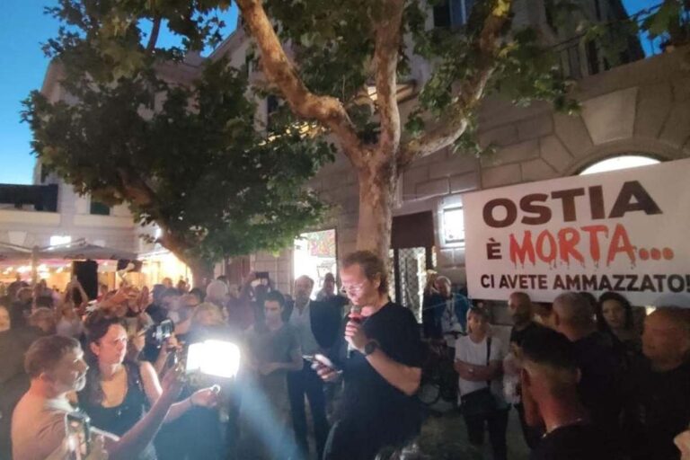 Una immagien delle manifestazioni a Ostia, dove i cittadini hanno sfilato come ad un funerale