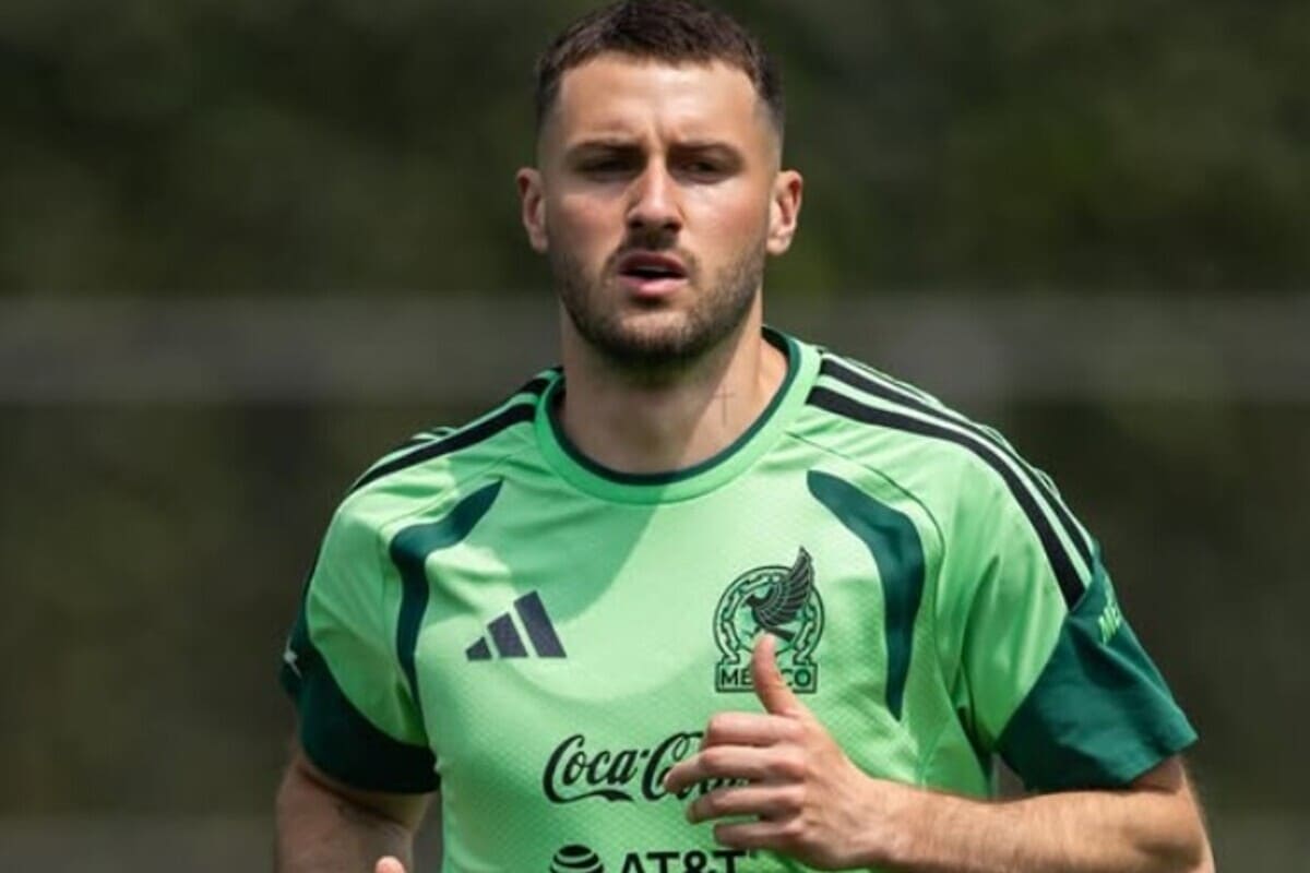 Santiago Tomás Giménez è un calciatore messicano con cittadinanza argentina, attaccante del Milan e della nazionale messicana