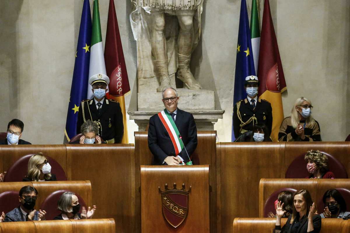 Il Sindaco di Roma Gualtieri con fascia tricolore al leggio durante la seduta in aula consiliare al Campidoglio
