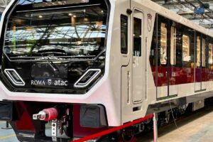 Nuovo treno Hitachi Rail per la metropolitana di Roma con livrea bianca e rossa e logo ATAC in primo piano