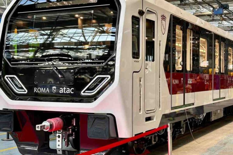 Nuovo treno Hitachi Rail per la metropolitana di Roma con livrea bianca e rossa e logo ATAC in primo piano