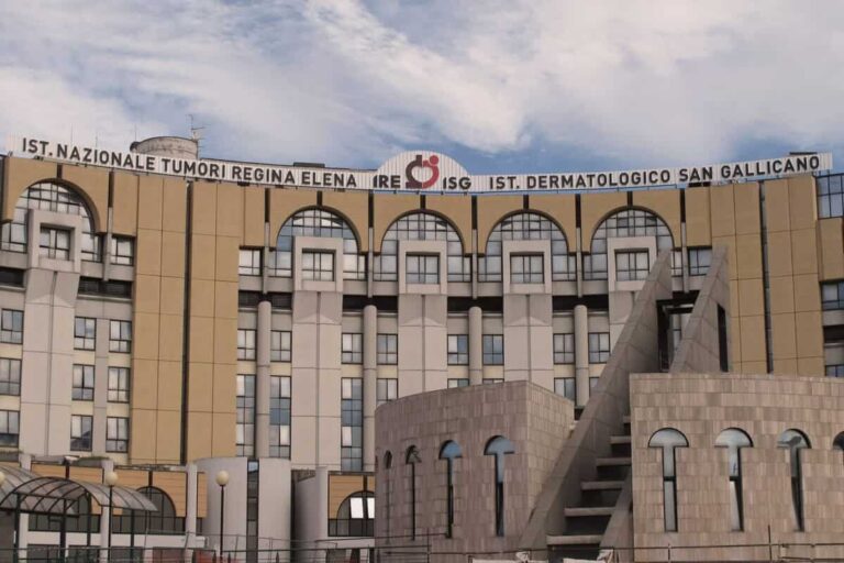 L'ingresso dell'Istituto Nazionale Tumori Regina Elena a Roma