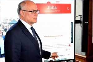 Il Sindaco di Roma Roberto Gualtieri alla presenza di Julia, la nuova AI generativa del sito del Comune di Roma