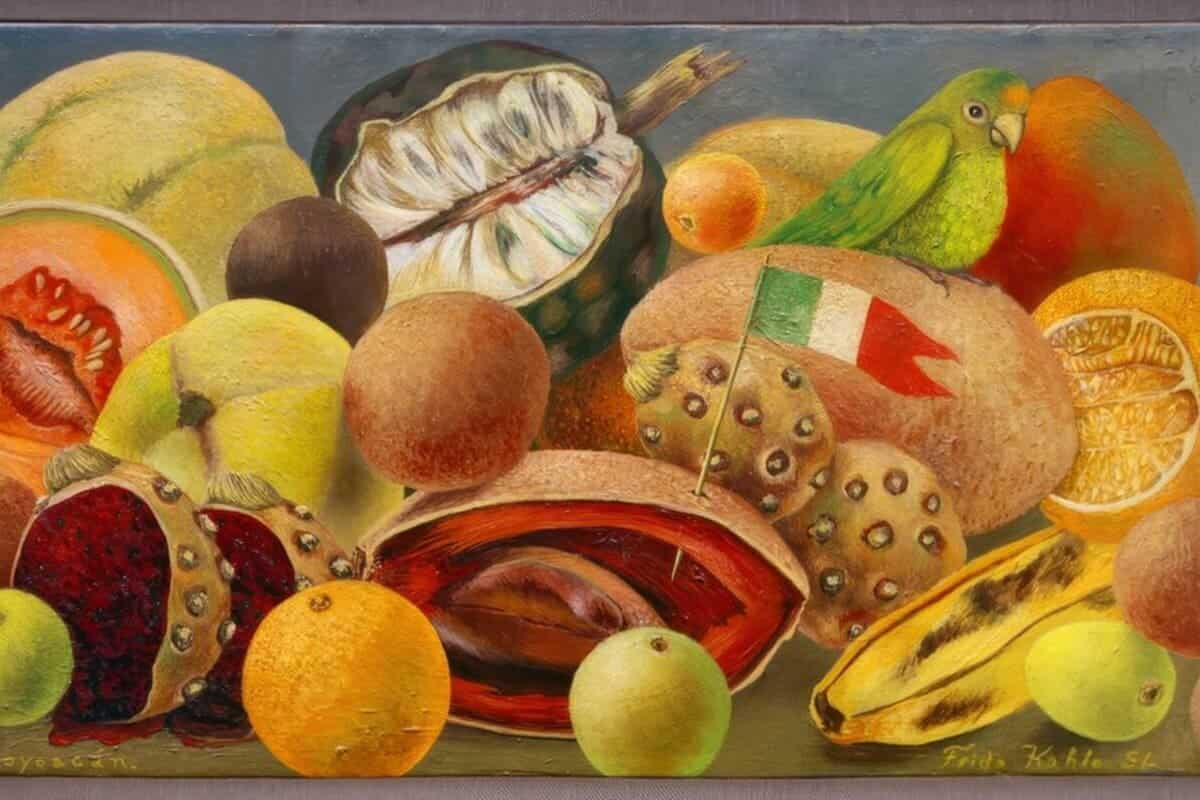Un dipinto di Frida Kahlo rappresentante una natura morta di frutti con un pappagallo verde