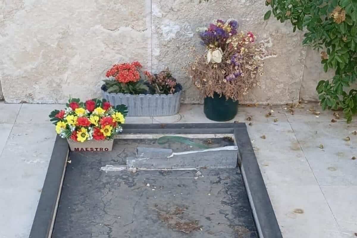 La tomba di Gigi Proietti al Cimitero Monumentale del Verano di Roma senza la lapide in marmo nero