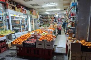 Un tipico minimarket con cassetet della frutta in evidenza e merce di diversi tipi in mostra