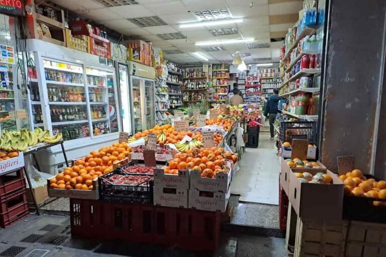 Un tipico minimarket con cassetet della frutta in evidenza e merce di diversi tipi in mostra
