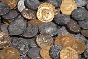 Collezione di monete antiche romane in oro e bronzo con effigi imperiali