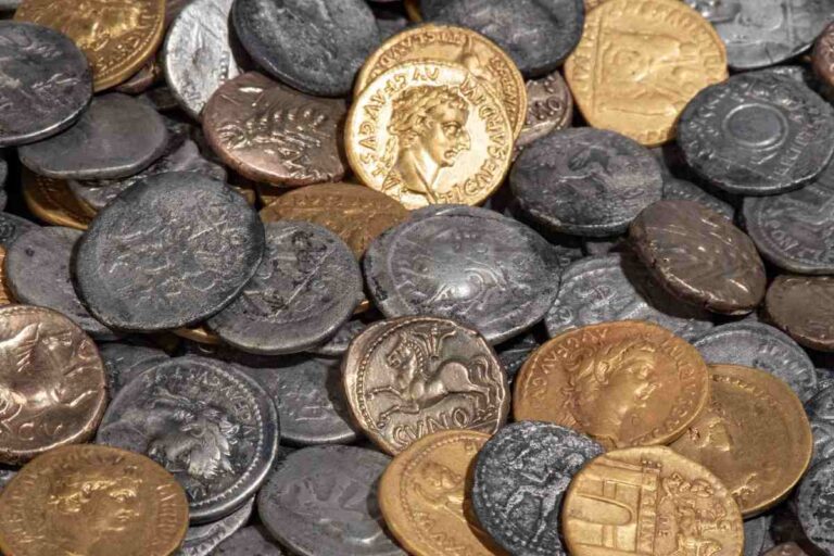 Collezione di monete antiche romane in oro e bronzo con effigi imperiali