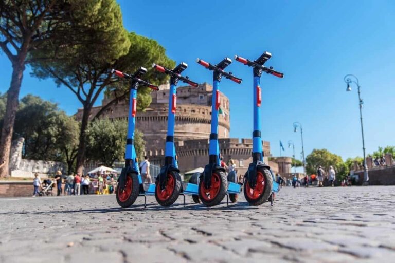 Monopattini a Roma, accanto a Castel Sant'Angelo, in attesa di essere noleggiatti