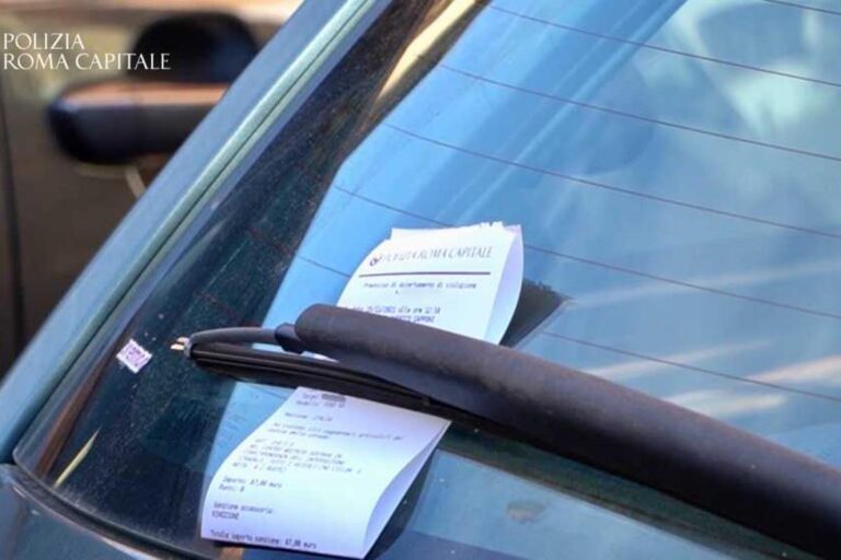 Verbale di contravvenzione della Polizia Roma Capitale lasciato sul parabrezza di un'auto