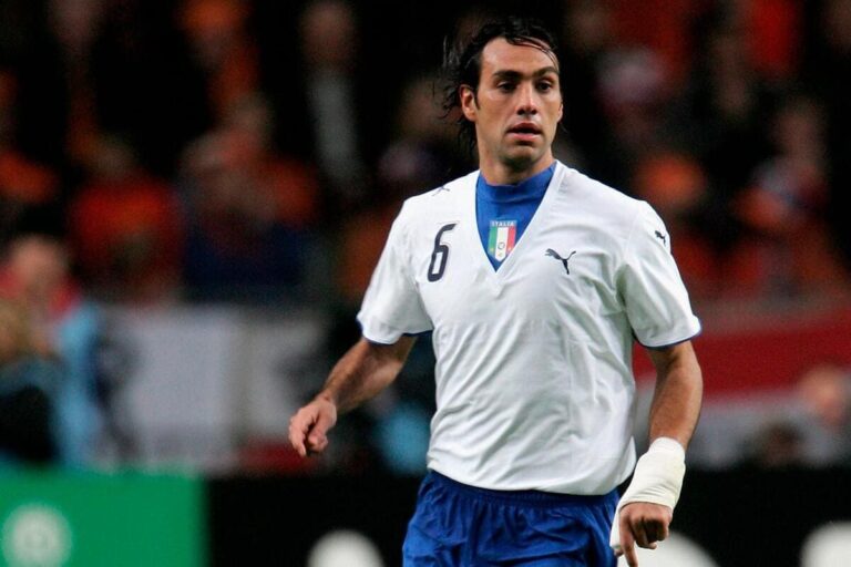 Alessandro Nesta, in una foto da giocatore durante una partita della Nazionale. Ex calciatore, di ruolo difensore,