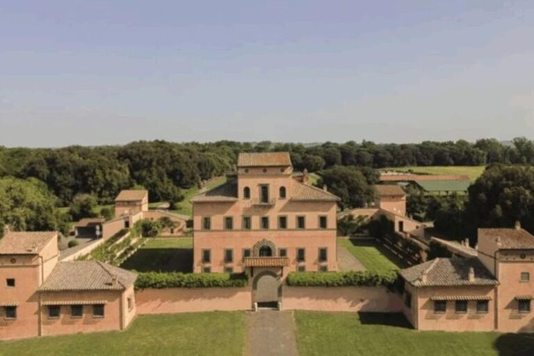 Una vista aerea del complesso del Castello dell'Olgiata, in mezzo al verde della tenuta