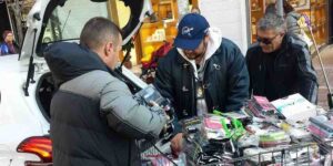 Bancarelle abusive vicino al lungomare di Ostia, con merce contraffatta