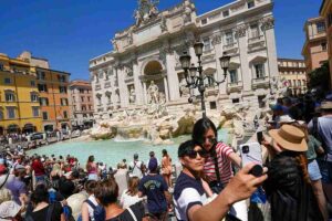 Una immagine della Fontana di Trevi a Roma, piena di turisti