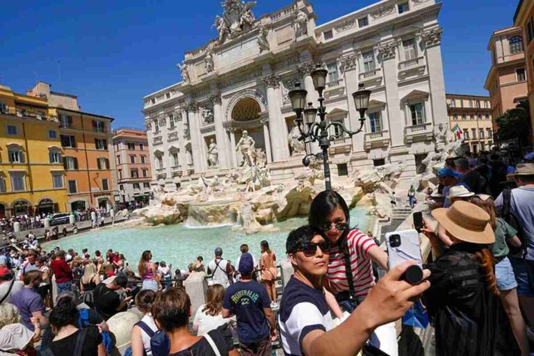 Una immagine della Fontana di Trevi a Roma, piena di turisti