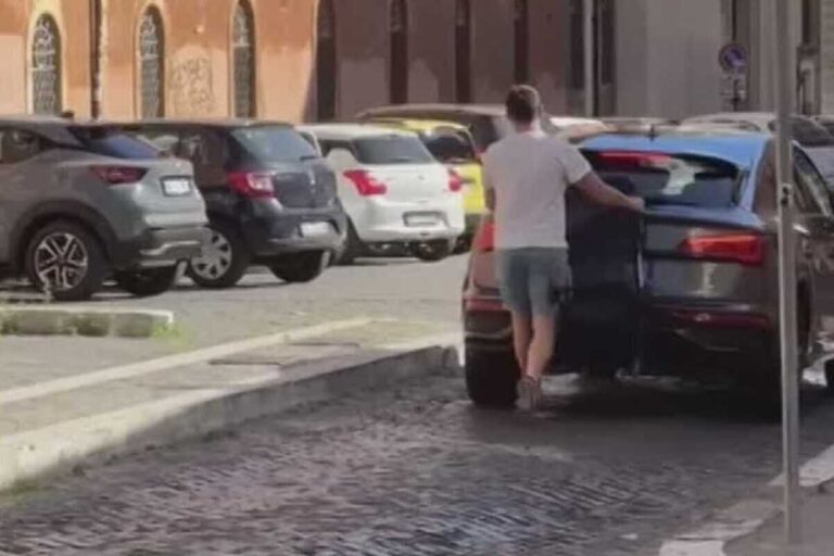 Una persona a bordo per guidare a passo d’uomo e un altro con un passeggino per occultare la targa. Arriva da via Urbana, all’altezza di piazza dell’Esquilino, l’ultima trovata per accedere alle Ztl, le Zone a traffico limitato di Roma