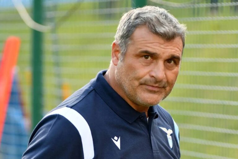 L'ex calciatore Peruzzi con polo della Lazio osserva il campo durante una sessione di allenamento
