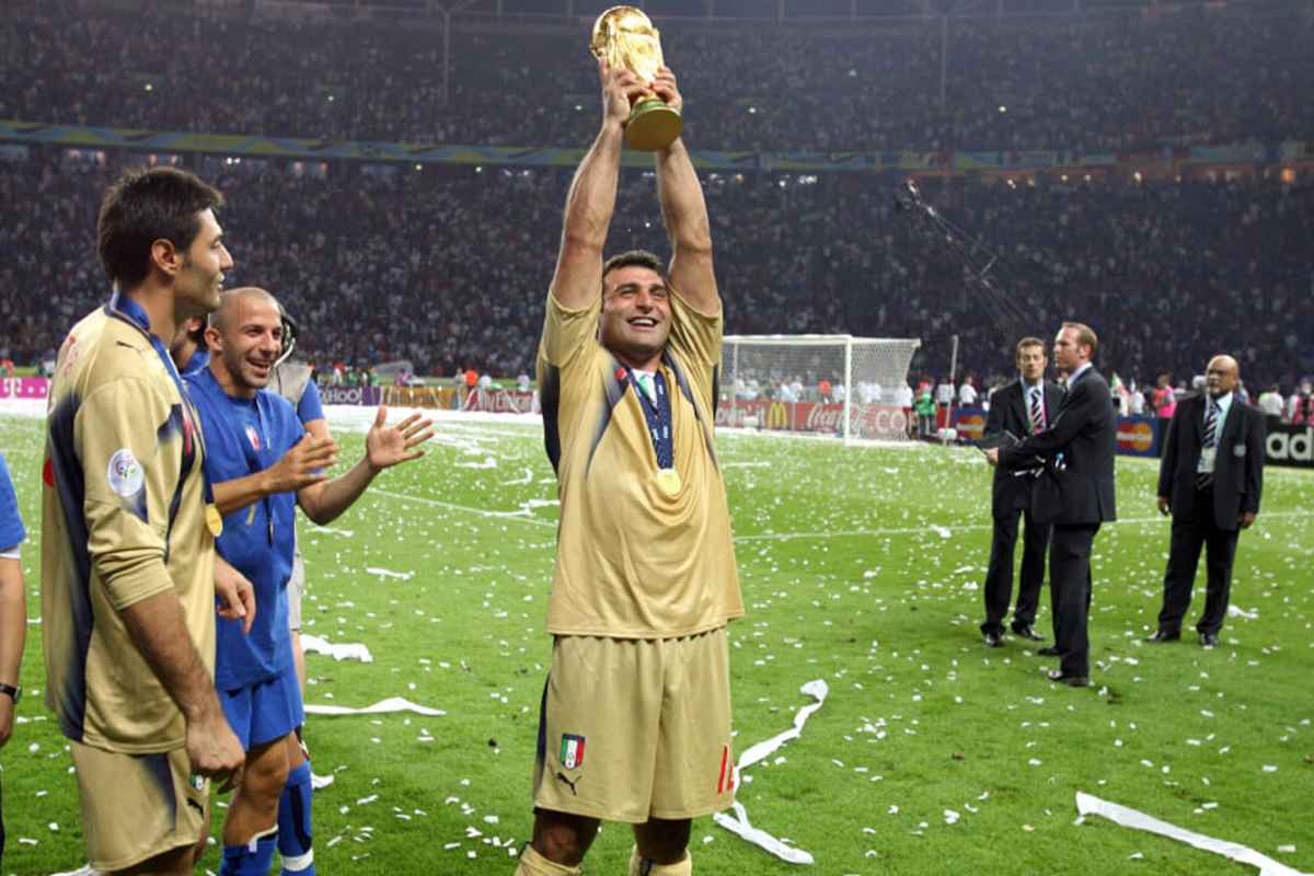 Il portiere della nazionale italiana alza la Coppa del Mondo tra i festeggiamenti dei compagni di squadra