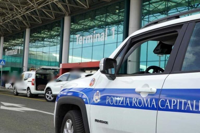 Auto della Polizia Roma Capitale parcheggiata davanti al Terminal 1 dell'aeroporto di Fiumicino