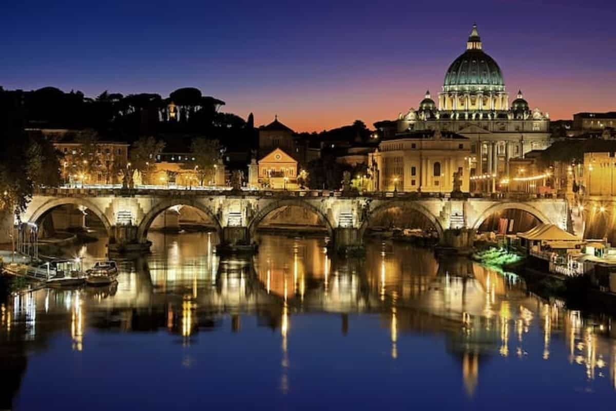 Ponte Milvio in una bellissima immagine notturna che ne evidenzia il fascino