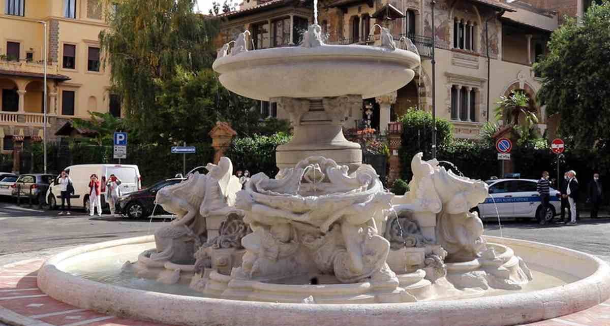 Fontana delle Rane nel quartiere Coppedè a Roma con edifici liberty sullo sfondo