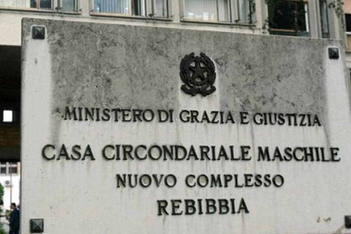 Targa di marmo all'ingresso del carcere di Rebibbia