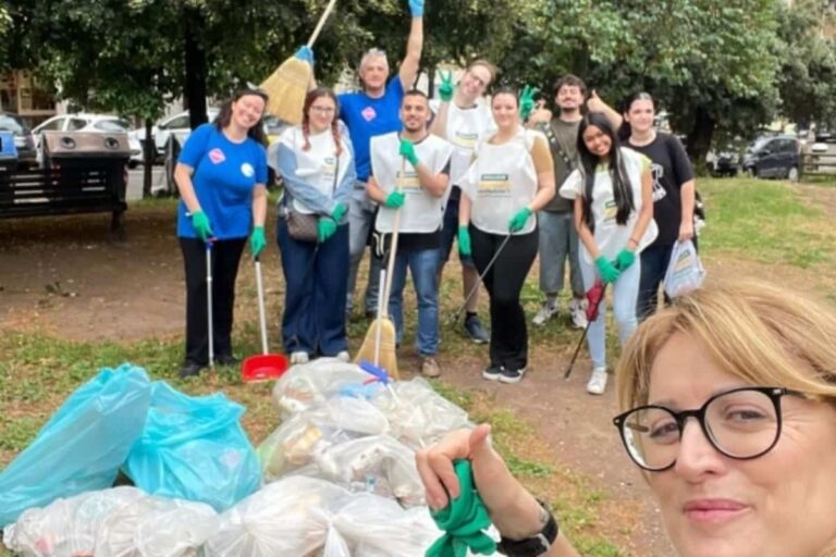 Il gruppo di volontari e volontarie di Retake che, insieme ai dipendenti McDonald's hanno raccolto 80 kg di rifiuti nella zona dell'Happio, a Roma