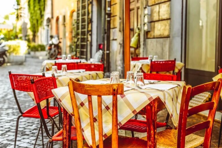 Un tipico ristorante di Roma in zona Trastevere con le sedie colorate e la tipica atmosfera popolare che si può ancora respirare in alcune zone di Roma