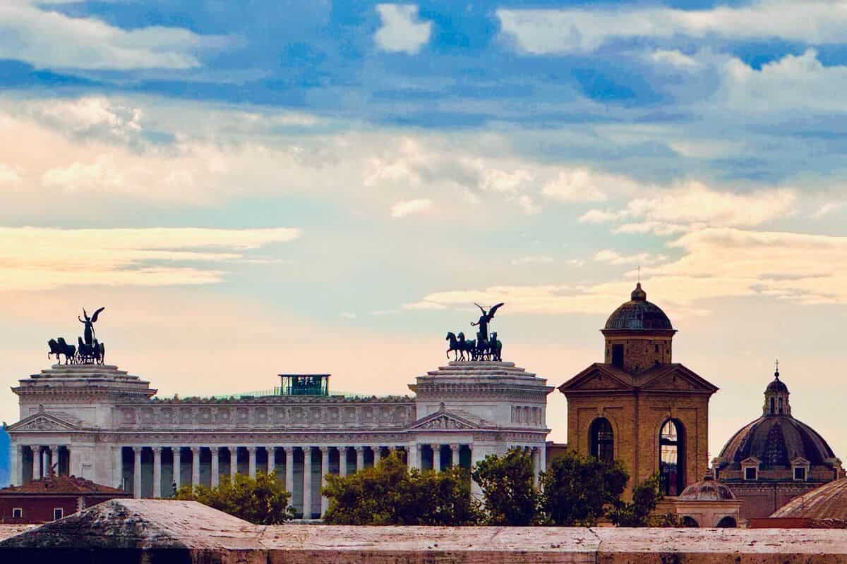 Il Monumento nazionale a Vittorio Emanuele II o Vittoriano o Altare della Patria, è un monumento nazionale italiano situato a Roma, in piazza Venezia, sul versante settentrionale del colle del Campidoglio; è opera dell'architetto Giuseppe Sacconi.