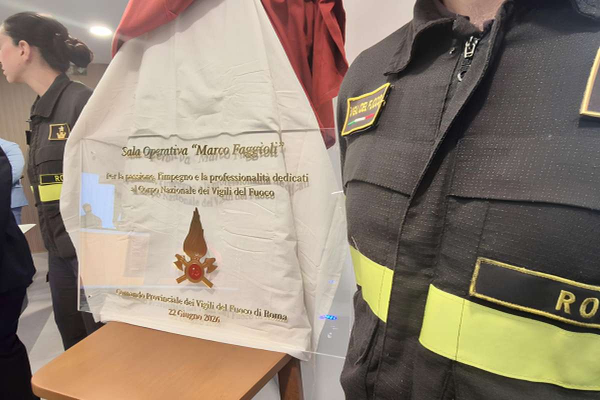 Targa in vetro della Sala Operativa Marco Faggioli del Comando Provinciale dei Vigili del Fuoco di Roma