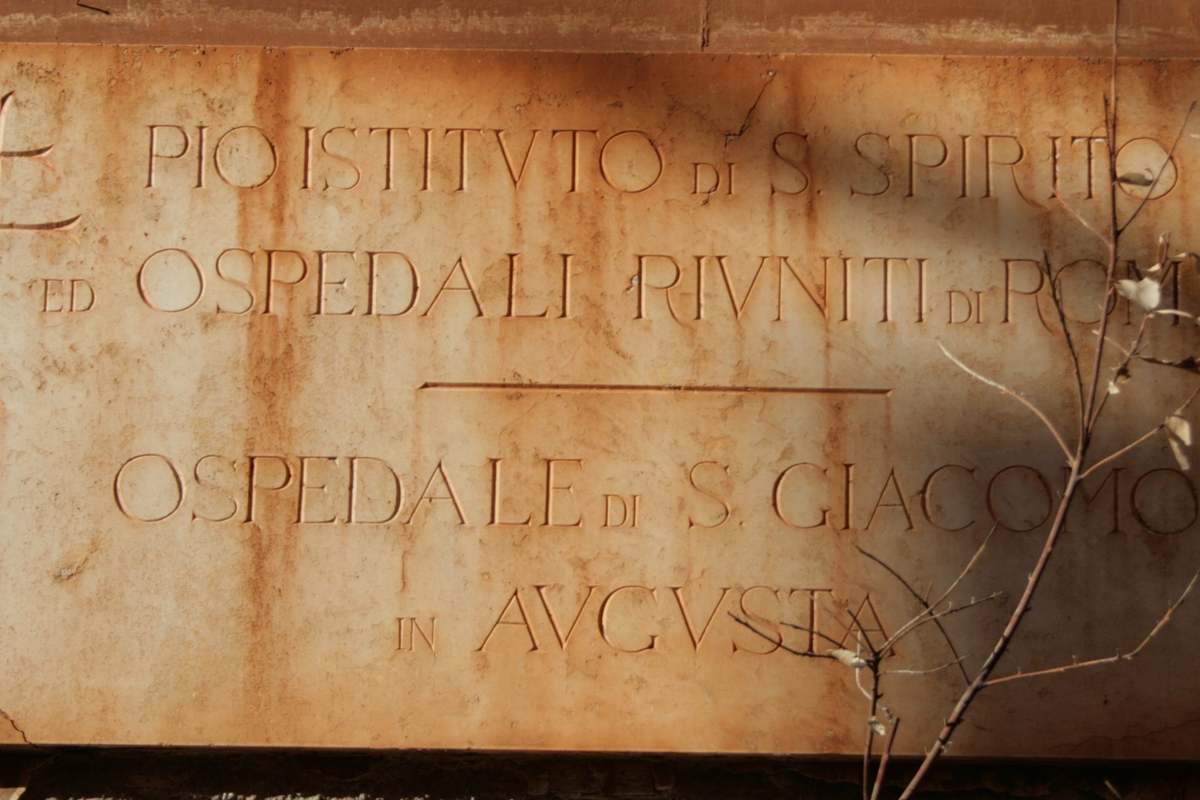 Lapide in marmo con iscrizione "Ospedale di San Giacomo in Augusta – Pio Istituto di S. Spirito ed Ospedali Riuniti di Roma"