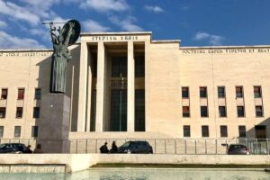 Edificio principale dell'Università La Sapienza di Roma con statua in bronzo e vasca d'acqua antistante