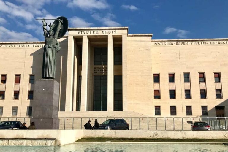 Edificio principale dell'Università La Sapienza di Roma con statua in bronzo e vasca d'acqua antistante