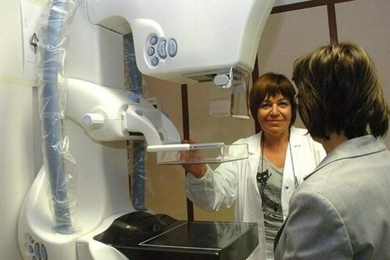 Una immagine di una visita di controllo all'interno del programma della Regione Lazio che offre screening gratuiti per i tumori più letali