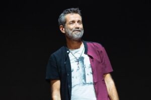 Il cantante Daniele Silvestri sul Palco in una delle sue recenti apparizioni