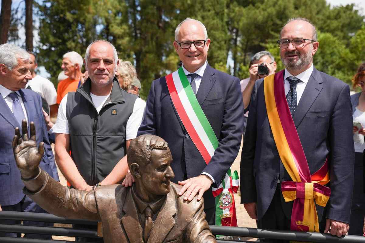 Il sindaco di Roma Roberto Gualtieri con la fascia tricolore alla cerimonia di inaugurazione della statua di Alberto Sordi a Villa De Sanctis, 15 giugno 2026
