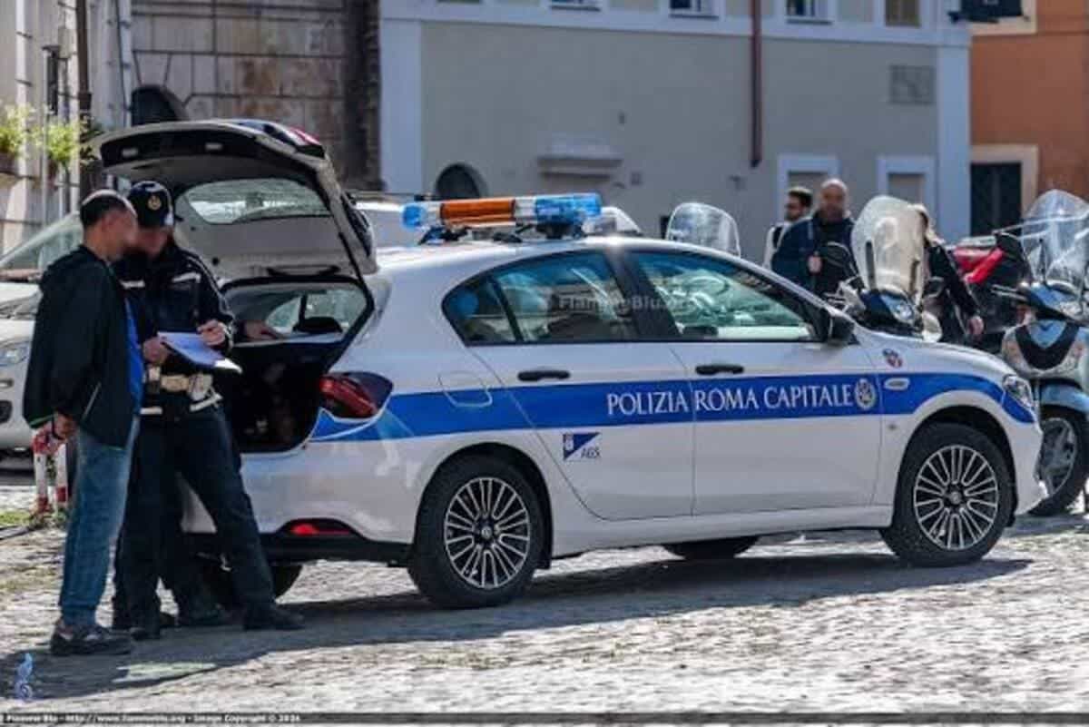 Una macchina della Polizia che sta effettuando controlli di routine