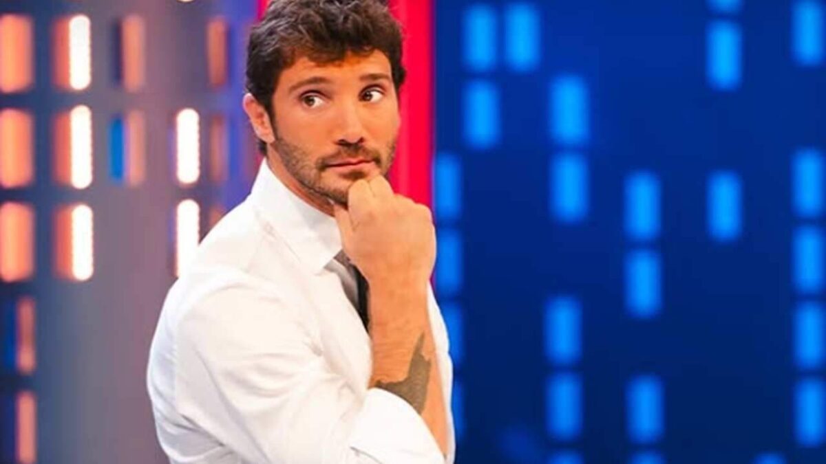 Stefano de martino primo piano del conduttore nello studio di Affari Tuoi