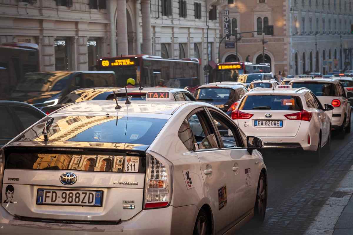 Una lunga coda di tax in centro a Roma