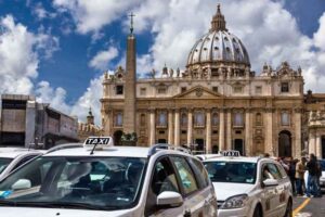 Taxi che passano di fronte a Piazza San Pietro a Roma